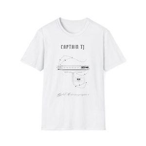 Könnte beinhalten: Weißes T-Shirt mit schwarzem Grafikdesign. Das Design enthält den Text "CAPTAIN TJ" über einer stilisierten Illustration, die einer Waffe ähnelt, mit zusätzlichem Text darunter. Das T-Shirt hat einen Rundhalsausschnitt.