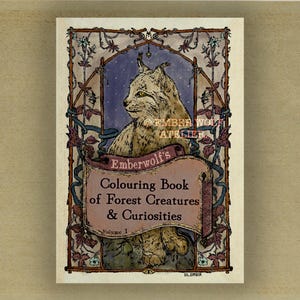 Peut inclure: Un livre de coloriage intitulé "Emberwolf's Colouring Book of Forest Creatures & Curiosities". La couverture présente une illustration de lynx dans des tons de marron, beige et crème, sur fond de ciel étoilé et d'ornements floraux. Volume 1 est également noté.