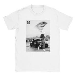 Può includere: T-shirt bianca con una fotografia in bianco e nero di una gara di auto d'epoca. Una persona sventola una bandiera a scacchi davanti a un'auto classica. L'auto ha il numero "613" sul lato.