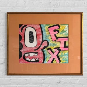 K&ouml;nnte beinhalten: Ein gerahmtes Kunstwerk mit einem stilisierten Cartoon-Gesicht mit einem gro&szlig;en einzelnen Auge und einem offenen Mund, gef&auml;rbt in Rot und Schwarz. Rechts steht das Wort FIX in gro&szlig;en rosa Blockbuchstaben mit schwarzen Umrissen vor einem Hintergrund aus kleinem gr&uuml;nem Text.