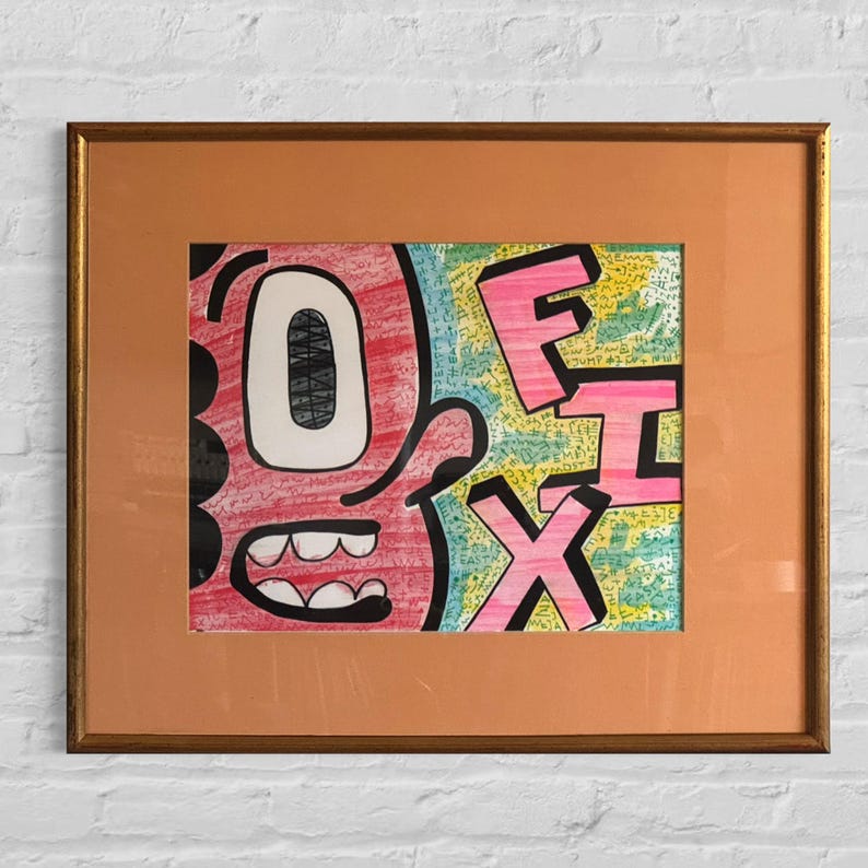 K&ouml;nnte beinhalten: Ein gerahmtes Kunstwerk mit einem stilisierten Cartoon-Gesicht mit einem gro&szlig;en einzelnen Auge und einem offenen Mund, gef&auml;rbt in Rot und Schwarz. Rechts steht das Wort FIX in gro&szlig;en rosa Blockbuchstaben mit schwarzen Umrissen vor einem Hintergrund aus kleinem gr&uuml;nem Text.