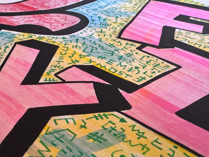 K&ouml;nnte beinhalten: Eine handgezeichnete Illustration mit fetten, rosa Blockbuchstaben, die mit dicker schwarzer Tinte umrandet sind. Der Zwischenraum zwischen den Buchstaben ist mit einem gelben Hintergrund gef&uuml;llt, der mit kleinen gr&uuml;nen Symbolen, Pfeilen und dem Wort MOST bedeckt ist.
