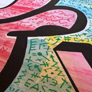 K&ouml;nnte beinhalten: Eine Nahaufnahme eines grafischen Kunstwerks mit kr&auml;ftigen schwarzen Umrissen, die mit leuchtenden Farben gef&uuml;llte Bereiche abgrenzen. Die roten, gelben und blauen Fl&auml;chen sind mit komplizierten, handgezeichneten gr&uuml;nen und roten Symbolen bedeckt.