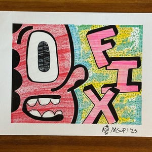 K&ouml;nnte beinhalten: Eine farbenfrohe Filzstiftzeichnung auf wei&szlig;em Papier mit einem stilisierten Gesicht mit gro&szlig;em Auge und offenem Mund auf der linken Seite sowie den fetten rosa Buchstaben FIX auf der rechten Seite. Der Hintergrund ist mit blauem, gelbem und gr&uuml;nem Text gef&uuml;llt.