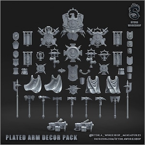 Può includere: Una collezione di decorazioni per braccia placcate in miniatura grigie. Il set include scudi, stendardi, mantelli, asce, martelli e altre armi. Il testo "PLATED ARM DECOR PACK" è nella parte inferiore dell'immagine.