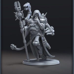Op de afbeelding: Een grijze, futuristische figuur van een figuur in een gewaad met mechanische armen en een staf. De figuur heeft een capuchon, een masker en pantser. De staf heeft een stekelige bal en een mechanische arm. 3D-geprint model.