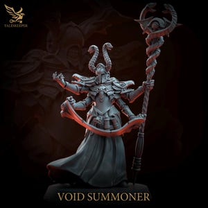 Puede incluir: Figura detallada de un Invocador del Vacío, un personaje de fantasía con múltiples brazos, un casco con cuernos y una armadura ornamentada. La figura sostiene un báculo y un objeto curvo. La base dice "VOID SUMMONER". El logo de Taleskeeper está arriba a la izquierda.