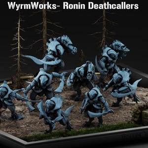 Puede incluir: Un diorama con varias figuras en miniatura de color azul grisáceo, posiblemente personajes de fantasía o ciencia ficción, con espadas y armaduras. Las figuras están dispuestas sobre una base de terreno con árboles y cajas en miniatura. El texto "WyrmWorks- Ronin Deathcallers" está en la parte superior.