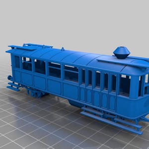 Könnte beinhalten: Blaues Modell einer alten Straßenbahn. Die Straßenbahn hat mehrere Fenster, ein schräges Dach und detaillierte äußere Elemente. Das Modell umfasst Stufen und ein dekoratives Element auf dem Dach. Die Straßenbahn ist eine detaillierte Nachbildung.