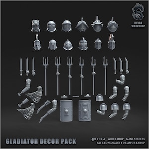 Könnte beinhalten: Eine Sammlung von Miniatur-Dekorationen zum Thema Gladiator. Enthält verschiedene Helme, Dreizacke, Schwerter, Schilde sowie Arm- und Beinpanzer. Der Text "GLADIATOR DECOR PACK" befindet sich am unteren Bildrand.