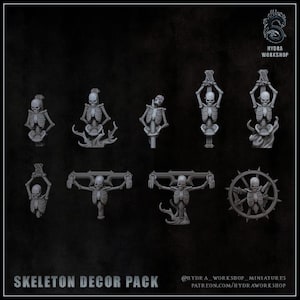 Op de afbeelding: Een verzameling van tien grijze miniatuur skeletfiguren in verschillende houdingen, waaronder enkele bevestigd aan kruisen, wielen of palen. De tekst SKELETON DECOR PACK staat onderaan, met HYDRA WORKSHOP en social media in de hoeken.