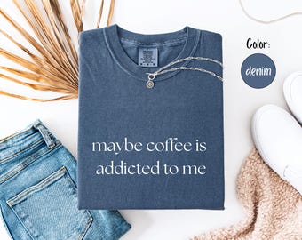 コーヒー中毒かもTシャツ、コーヒー好きへのギフト、カフェインユーモア、朝型人間、コーヒー中毒、カフェイン入りTシャツ、バリスタTシャツ
