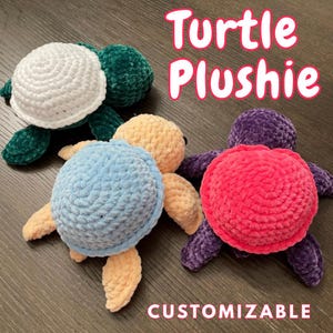 Pode incluir: Uma coleção de tartarugas de pelúcia feitas à mão em várias cores, incluindo branco, verde, azul, amarelo, roxo e rosa. O texto "Turtle Plushie" e "Customizable" é exibido na imagem.