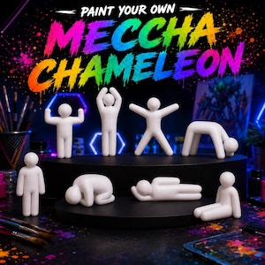Può includere: Un set di otto figurine umanoidi bianche, vuote e dalla superficie liscia in varie pose, tra cui in piedi, in allungamento e sdraiate. Il testo "PAINT YOUR OWN MECCHA CHAMELEON" è visualizzato in un vivace carattere a gradiente multicolore.