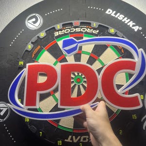 Könnte beinhalten: Set aus drei Keramikbechern mit gesprenkelter, matter Oberfläche. Jeder Becher hat eine andere Farbe: hellblau, creme und grau. Die Becher haben ein schlichtes, modernes Design und einen bequemen Griff.