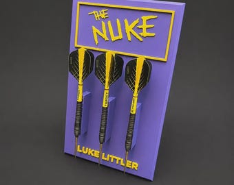 Dartshouder The Nuke Luke Littler + Muurbevestiging + Standaardstuk MVG - Luke Littler - Winmau - Target – Display voor 3 darts voor dartbordopstelling