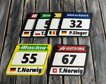 Gepersonaliseerde 3D-racenummer- en naamplaat | LMU·iRacing · Assetto Corsa · Racing Sport | Racenummerplaat, naam en vlag voor sim-rig decoratie