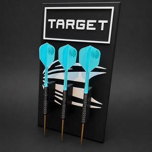 Könnte beinhalten: Ein schwarzer Ständer mit drei Darts, die leuchtend cyanfarbene Flights und goldfarbene Spitzen haben. Der Ständer hat einen weißen rechteckigen Rahmen mit dem Wort TARGET in weißen Großbuchstaben und ein stilisiertes weißes Grafikdesign.