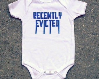 Recientemente desalojado Onesie orgánico