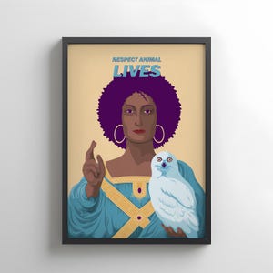 Puede incluir: Impresión artística enmarcada que representa a una mujer con cabello morado y aros dorados, vestida con un vestido azul y dorado, sosteniendo un búho blanco. El texto "RESPECT ANIMAL LIVES" está sobre la cabeza de la mujer.