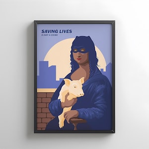Puede incluir: Impresión artística enmarcada que presenta una ilustración estilizada de la Mona Lisa como superheroína, sosteniendo un lechón. La obra de arte está ambientada contra un cielo azul con un paisaje urbano y un gran sol amarillo. El texto en la parte superior dice "SAVING LIVES IS NOT A CRIME."