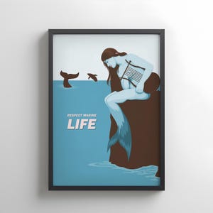 Puede incluir: Lámina enmarcada que representa a una sirena tocando el arpa, con una cola de ballena y peces en el fondo. Las palabras "Respect Marine Life" y "Life" están impresas en la parte inferior. La sirena es de color azul claro, sobre un degradado azul y blanco.