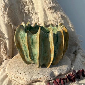 Rustik ekologisk kruka - Handgjord grön och terrakottakeramisk planteringslåda