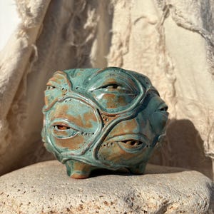 Maceta mística con ojos – Hecha a mano, color verde y marrón con efectos de óxido
