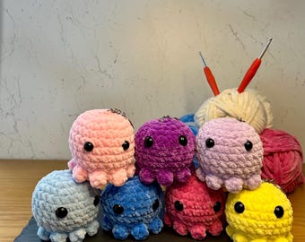 Mini llavero de pulpo de crochet: amuleto de peluche amigurumi hecho a mano