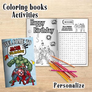 Op de afbeelding: Een gepersonaliseerd kleurboek met de tekst "Welcome to Jacob 5th birthday" en illustraties van superhelden. Het open boek toont een "Happy Birthday" kleurplaat en een woordzoekpuzzel. Potloden liggen op het houten oppervlak.
