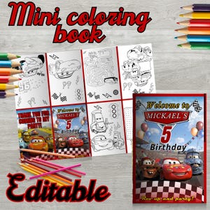 Puede incluir: Un mini libro para colorear con una portada roja que dice "¡Bienvenido al 5º cumpleaños de Mickael!". El libro presenta ilustraciones de coches de carreras y el texto "¡Acelera y a la fiesta!" También incluye un juego de lápices de colores.