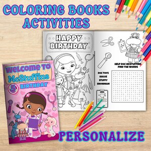 Może przedstawiać: Kolorowanka dla dzieci z napisem "Welcome to McStuffins Birthday" i "Happy Birthday". Otwarta książka pokazuje kolorowanki z narzędziami medycznymi i postaciami. Kredki są rozrzucone wokół książki. Widoczne są również słowa "Coloring Books Activities" i "Personalize".