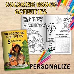 Puede incluir: Un libro para colorear personalizado con el texto "WELCOME TO HOPPERS 5 BIRTHDAY" y una ilustración de dibujos animados. Un libro para colorear abierto muestra un mensaje de "HAPPY BIRTHDAY" y un juego de búsqueda de palabras. Lápices de colores dispersos.
