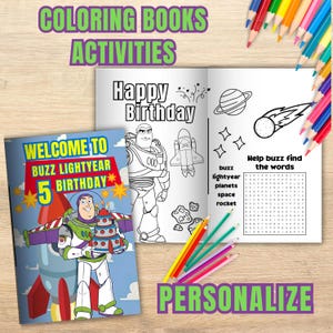 Puede incluir: Un libro para colorear con el tema de Buzz Lightyear, con el texto "Welcome to Buzz Lightyear 5th Birthday". El libro abierto muestra un mensaje de "Happy Birthday" y un juego de búsqueda de palabras. Lápices de colores están dispersos.