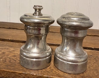 vintage Empire pewter pepper grinder made in Italy.The base is stamped with "Made in Italy" and a fleur-de-lis symbol