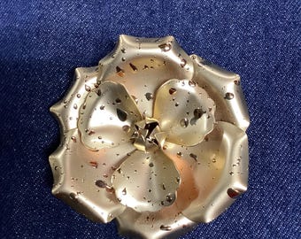 金色の金属製の花のブローチ - Etsy 日本