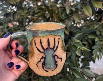 Taza hecha a mano con diseño de escarabajo cuerno
