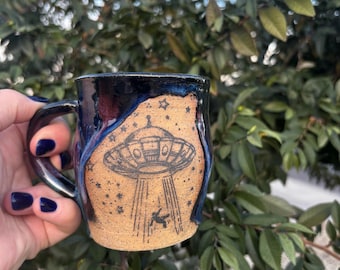 Taza hecha a mano con diseño de cielo cósmico alienígena