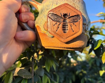 Taza de abejorro hecha a mano