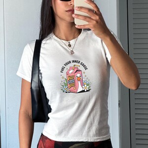 Camiseta Silly Goose, Camiseta Fuel Your Inner Goose, Camiseta Y2K Baby, Camiseta com estampa engraçada, Camiseta Sarcastic Goose, One Silly Goose, Camiseta Meme