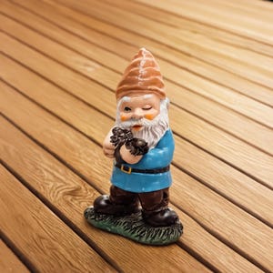Funny Army Garden Gnome – Resin Military Gnome Statue – Quirky Yard Lawn Decor – Indoor Outdoor Ornament –  Gift for Gnome Enthusiasts