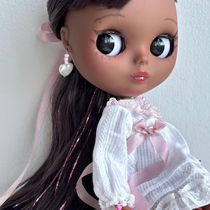 Custom Blythe Doll &quot;Amie&quot; – OOAK pink pastel black doll with digital art | Collectible, coquette, cutecore, hair tinsel - Teatime Dolls