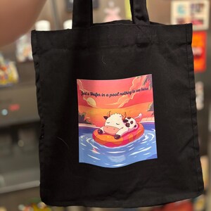 Nur eine Färse am Pool Tragetasche