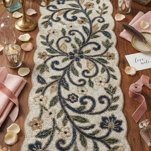 Può includere: Runner da tavolo color crema con perline con un motivo floreale blu navy, verde e marrone. Il runner ha un bordo smerlato ed è decorato con fiori e volute. Un pezzo decorativo per un tavolo.