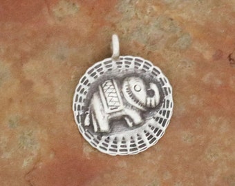 カレン族シルバーエレファントペンダントヘッド カレン族 シルバー エレファント ハートチャーム 17 x 14 mm (2個