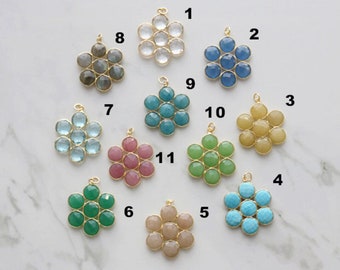 Puede incluir: Diez colgantes diferentes con forma de flor con piedras preciosas de varios colores. Cada colgante tiene siete piedras en forma de flor. Los colgantes están numerados del 1 al 10.