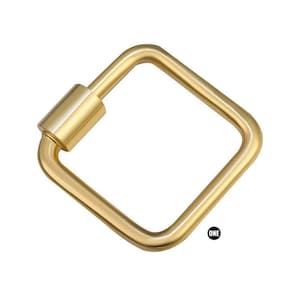 Puede incluir: Un llavero de metal dorado con forma cuadrada. El anillo está abierto por un lado y tiene un acabado liso y pulido.