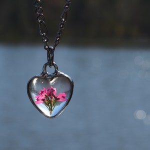 Collar con colgante de corazón de brezo rosa prensado, joyería de flores naturales para mujer.