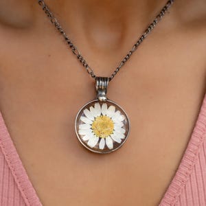 April Birth Flower, Daisy Necklace for Women, Pressed Flower Jewelry, Van Gogh Jewelry, Daisies, Hippie Jewelry, Birthday Gift for April,