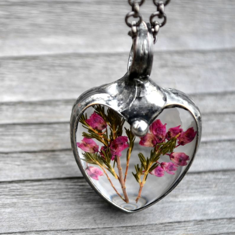 Real Scottish Heather Heart Pendant, Pink Dry Pressed Flower Necklace, Hand made in USA by Louisiana Artisan at Bayou Glass Arts studio. Best romantic gift for her Birthday, Christmas, Anniversary, Valentines